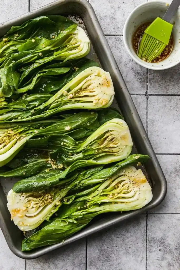 Pak Choi im Backofen vorbereiten mit Sesamsauce – Backblech mit gewürztem Pak Choi