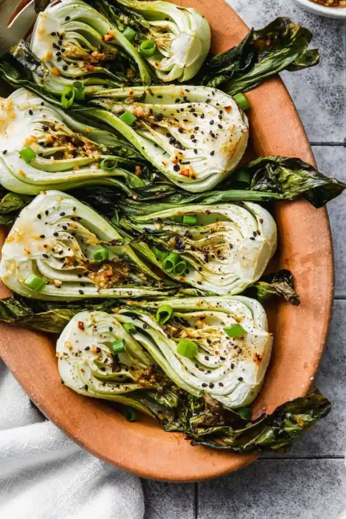 Pak Choi aus dem Ofen mit Sesamsauce angerichtet – einfaches Pak Choi Backofen Rezept als Ofengemüse