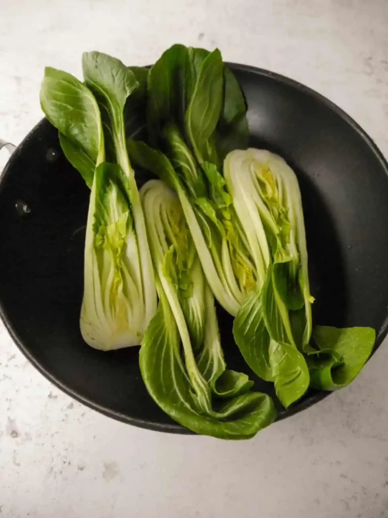Pak Choi halbiert in der Pfanne, Vorbereitung für Pak Choi gebraten asiatisch