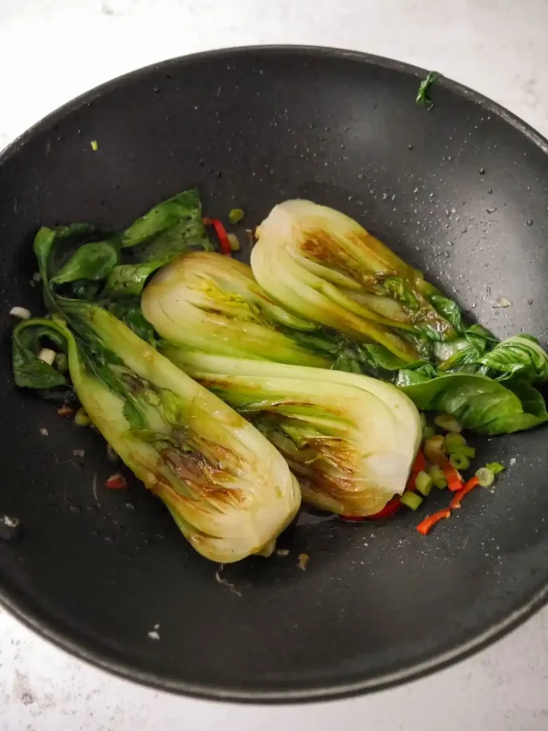 Pak Choi gebraten in der Pfanne mit Knoblauch und Chili, asiatisches Pak Choi Rezept beim Anbraten
