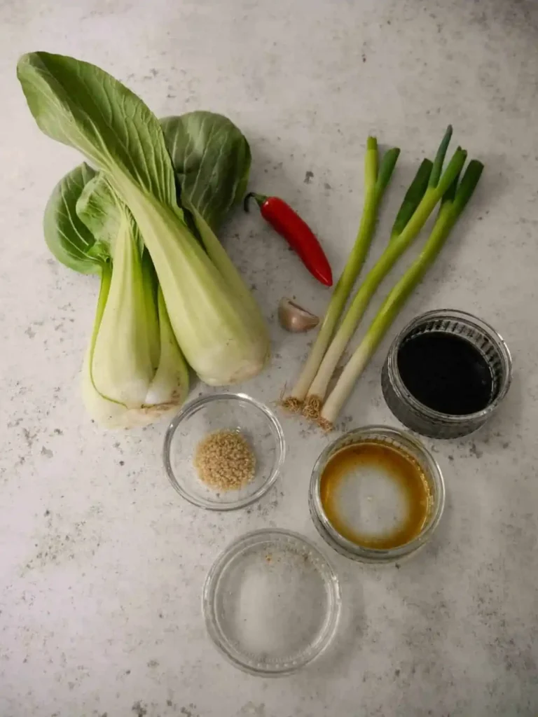 Zutaten für Pak Choi gebraten mit Knoblauch und Chili, asiatisches Pak Choi Rezept mit Sojasauce und Sesam