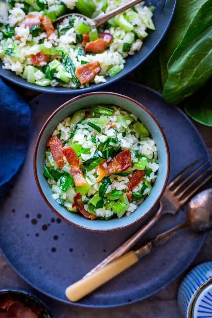 Pak Choi mit Reis und Speck in der Pfanne – gebratener Reis mit Pak Choi und knusprigem Bacon in einer Schüssel