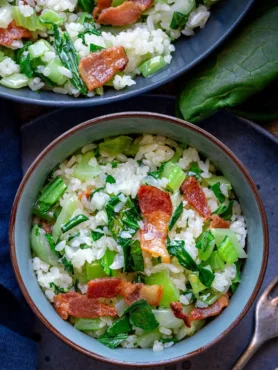 Pak Choi mit Reis aus der Pfanne mit Speck – gebratener Reis mit Pak Choi und knusprigem Bacon in einer Schüssel
