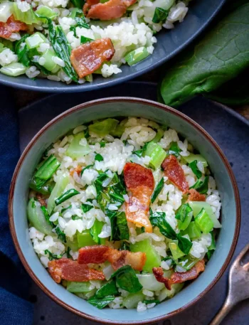 Pak Choi mit Reis aus der Pfanne mit Speck – gebratener Reis mit Pak Choi und knusprigem Bacon in einer Schüssel