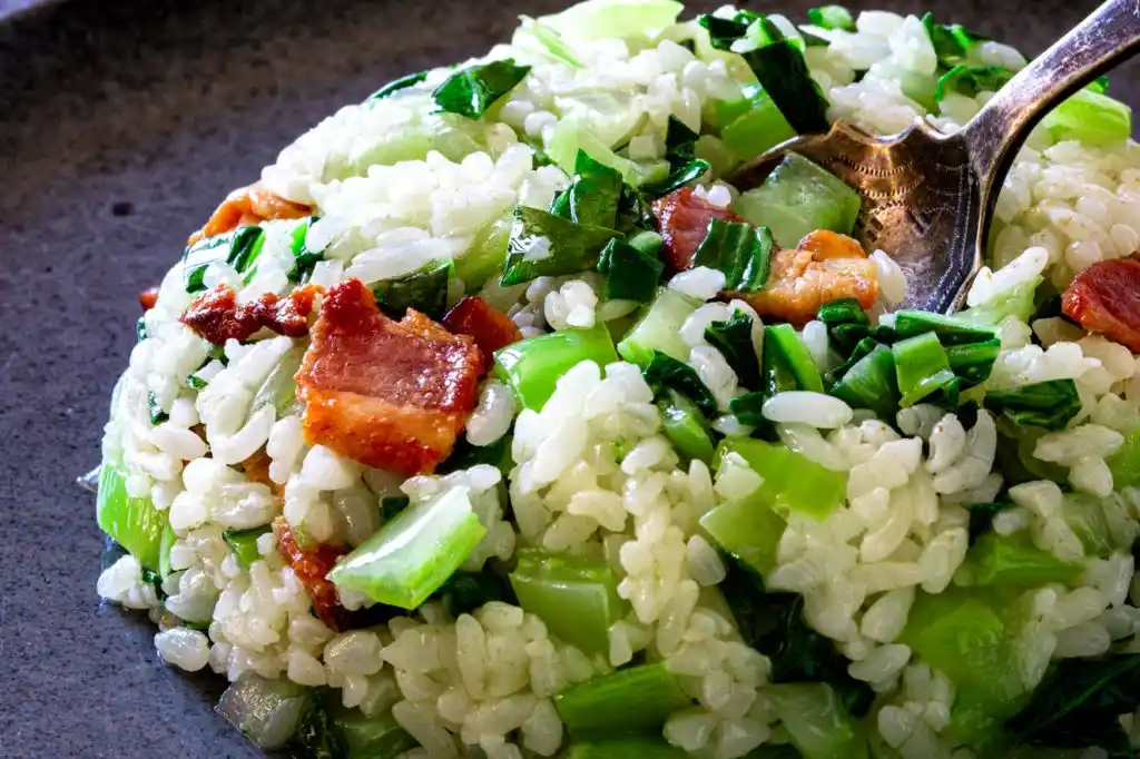 Pak Choi mit Reis und Speck aus der Pfanne – gebratener Reis mit Pak Choi und knusprigem Bacon Nahaufnahme
