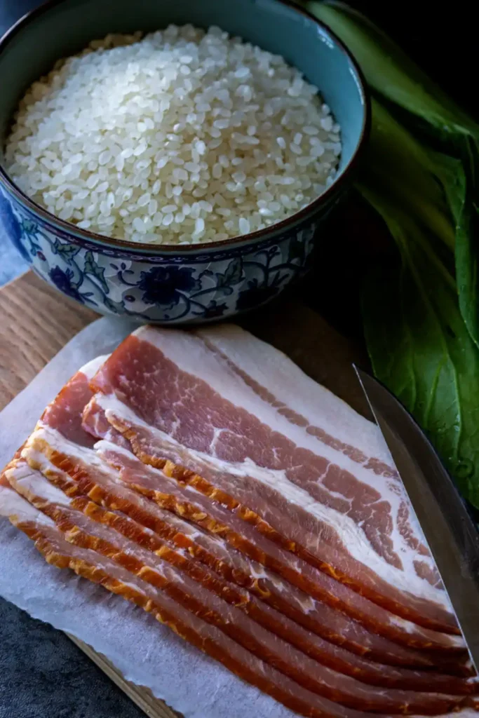Zutaten für Pak Choi mit Reis – Reis, Speck und frischer Pak Choi für gebratenen Reis aus der Pfanne