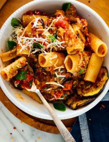 Pasta alla Norma Originalrezept mit Rigatoni, Auberginen, Tomatensauce und Käse als sizilianische Pasta mit Auberginen