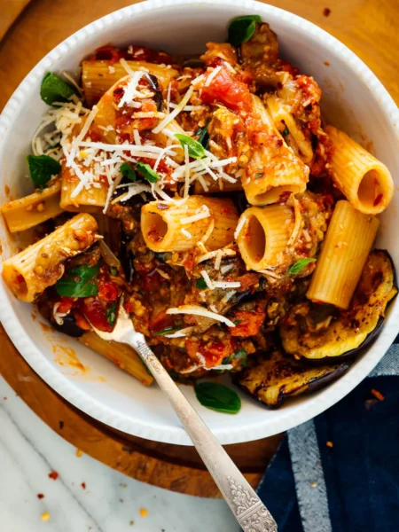 Pasta alla Norma Originalrezept mit Rigatoni, Auberginen, Tomatensauce und Käse als sizilianische Pasta mit Auberginen