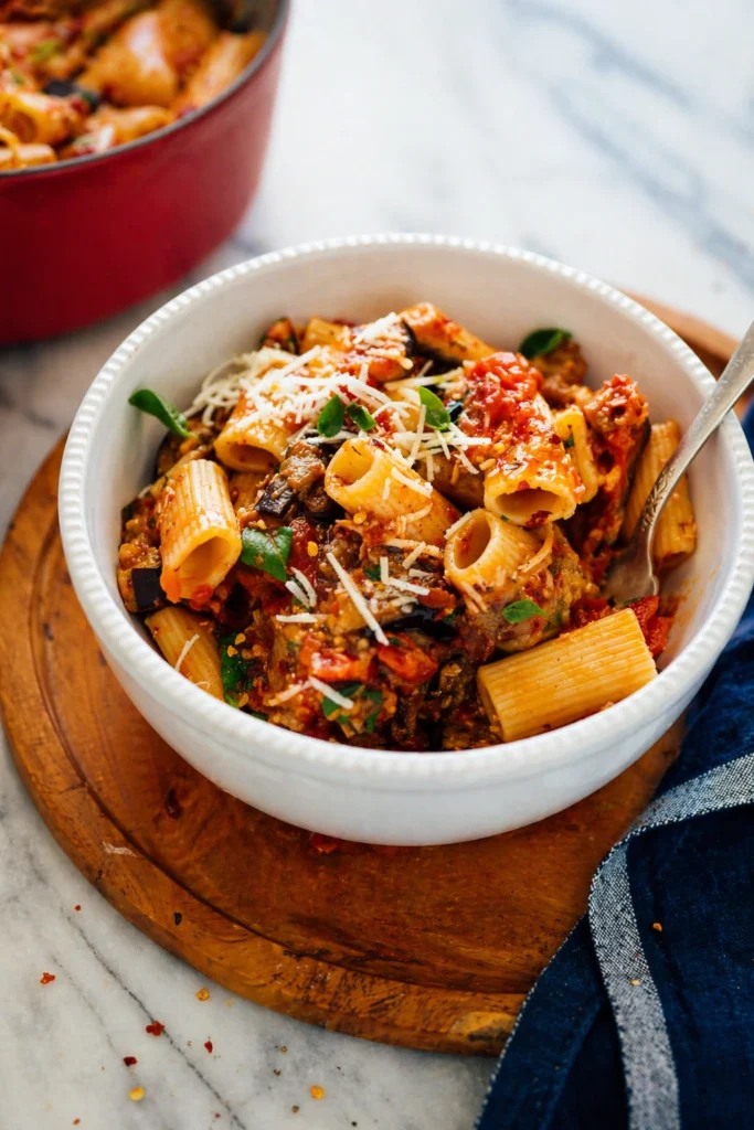 Pasta alla Norma Originalrezept in der Schüssel mit Rigatoni, Auberginen, Tomatensauce und Käse als sizilianische Pasta mit Auberginen