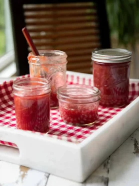 Rhabarber Marmelade nach Omas Rezept im Glas, selbstgemachte rhabarber marmelade frisch abgefüllt