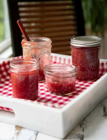 Rhabarber Marmelade nach Omas Rezept im Glas, selbstgemachte rhabarber marmelade frisch abgefüllt