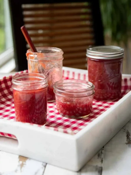 Rhabarber Marmelade nach Omas Rezept im Glas, selbstgemachte rhabarber marmelade frisch abgefüllt