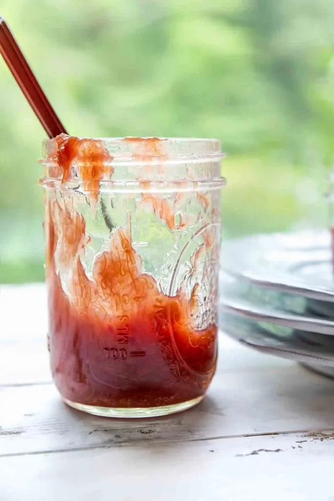 Rhabarber Marmelade nach Omas Rezept im Glas mit Löffel angerührt