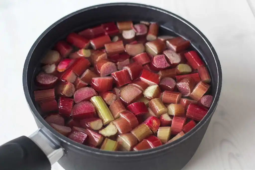 Rhabarbersaft selber machen ohne Entsafter – Rhabarber Stücke im Topf beim Kochen für Rhabarbersaft Rezept