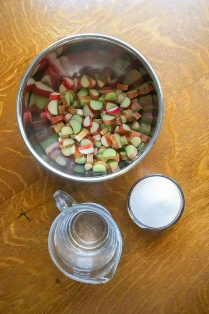 Rhabarbersirup selber machen – frischer Rhabarber mit Zucker und Wasser als Zutaten für Rhabarber Sirup Rezept