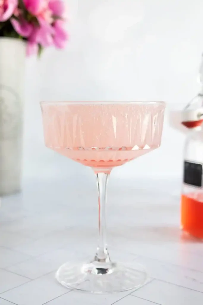 Rhabarbersirup selber machen – fertiger Rhabarber Sirup als Drink im Glas serviert