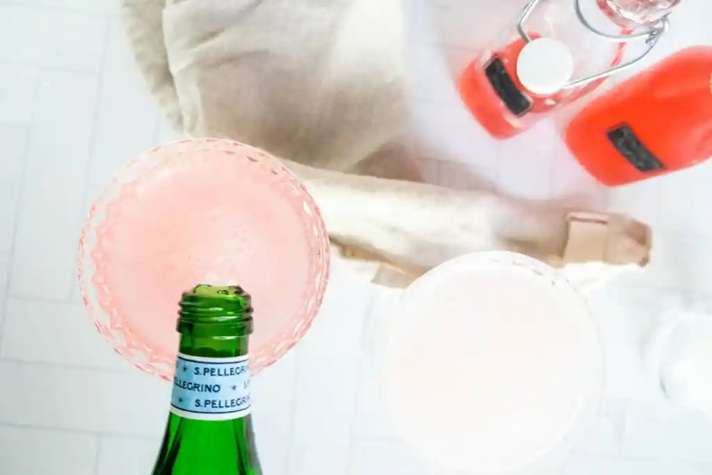 Rhabarbersirup selber machen – Rhabarber Sirup wird mit Sprudel gemischt für erfrischende Schorle