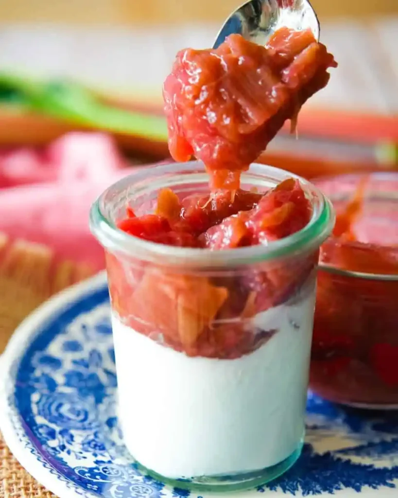 Rhabarber Kompott mit Joghurt im Glas – Omas Rhabarberkompott nach DDR Rezept