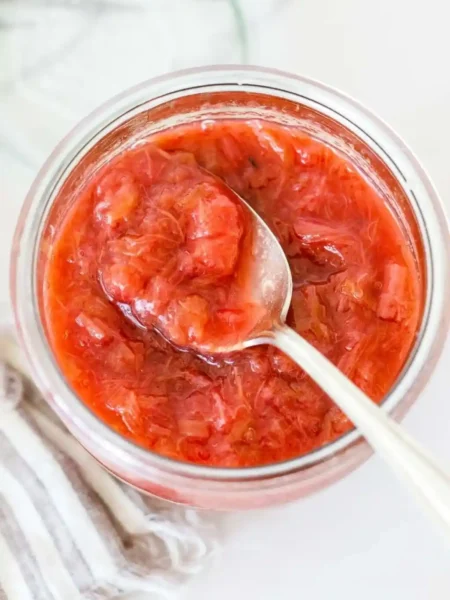 Rhabarber Kompott im Glas mit Löffel – Omas Rhabarberkompott nach DDR Rezept einfach selber machen