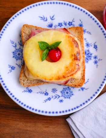 Toast Hawaii im Backofen mit Ananas, Schinken und Käse überbacken auf Teller – klassisches Toast Hawaii Rezept original