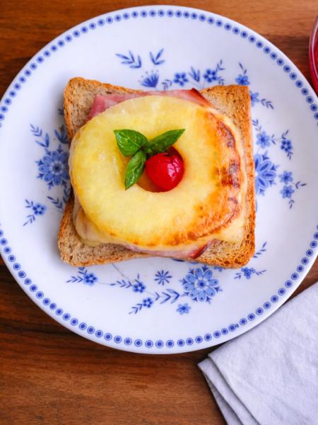 Toast Hawaii im Backofen mit Ananas, Schinken und Käse überbacken auf Teller – klassisches Toast Hawaii Rezept original