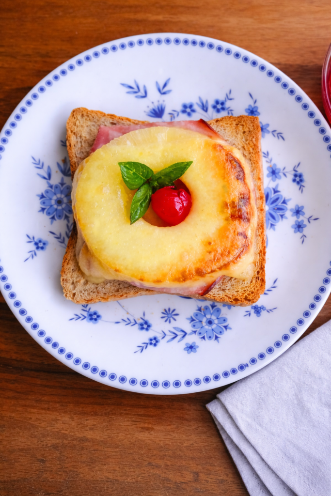 Toast Hawaii im Backofen mit Ananas, Schinken und Käse überbacken auf Teller – klassisches Toast Hawaii Rezept original