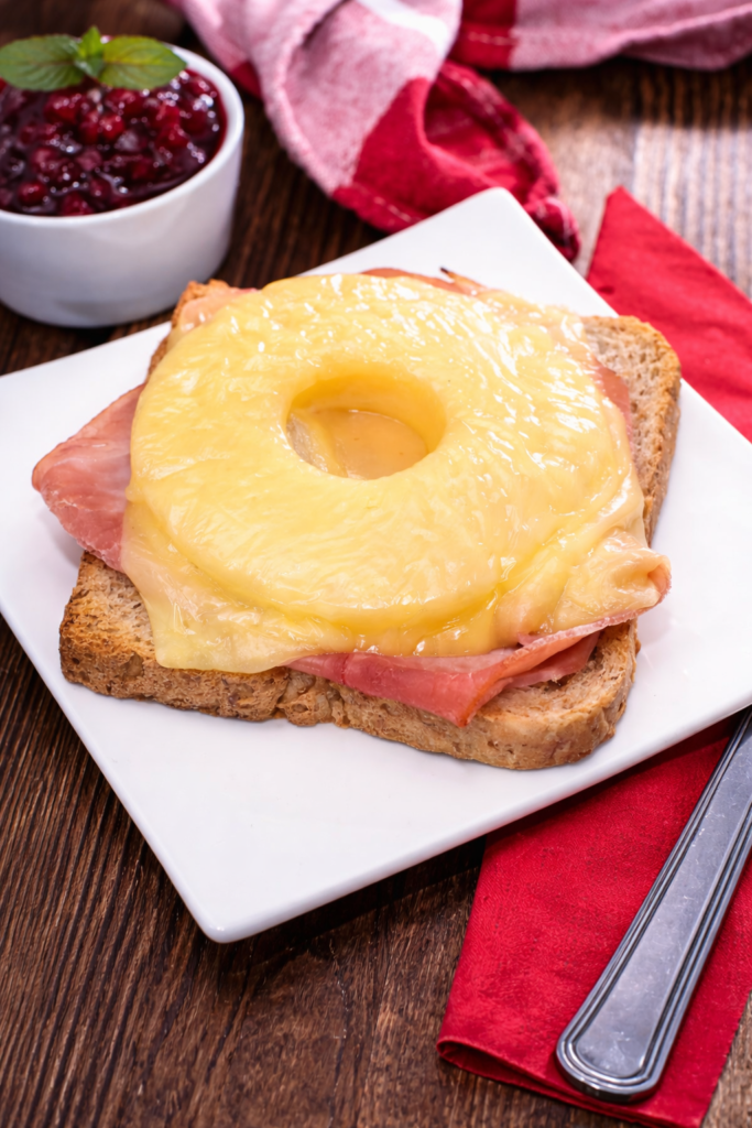Toast Hawaii im Backofen mit Schinken, Ananas und geschmolzenem Käse – einfaches Toast Hawaii Rezept