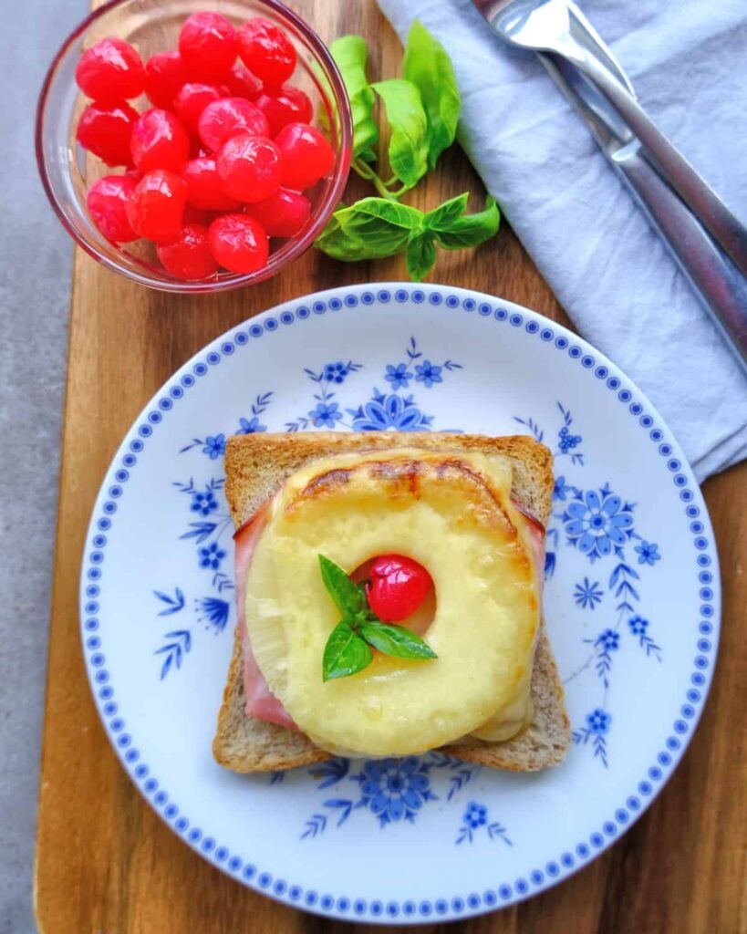 Toast Hawaii im Backofen mit Schinken, Ananas, Käse und Kirsche – klassisches Toast Hawaii Rezept