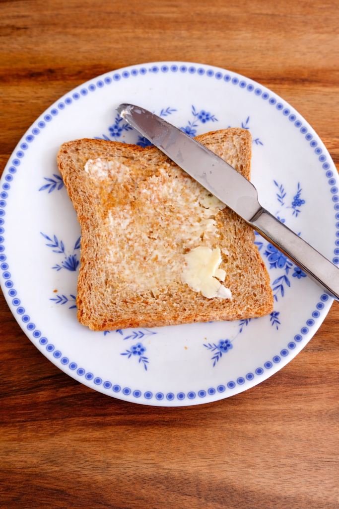 Toastbrot mit Butter bestrichen für Toast Hawaii im Backofen – Vorbereitung für Toast Hawaii Rezept