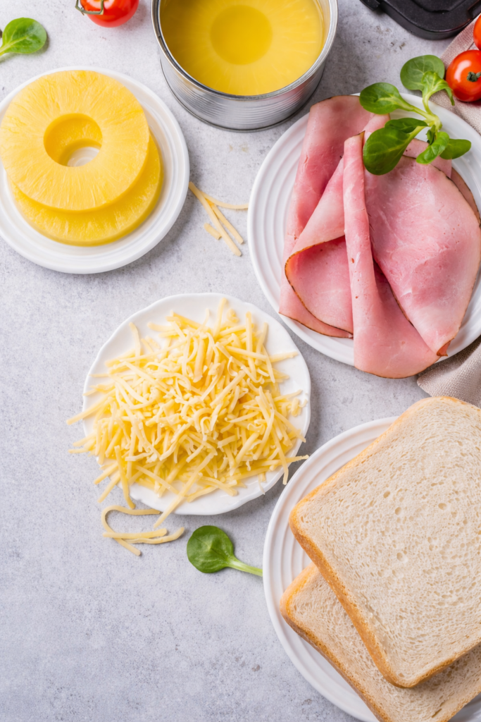Zutaten für Toast Hawaii im Backofen mit Toastbrot, Schinken, Ananas und Käse – klassisches Toast Hawaii Rezept
