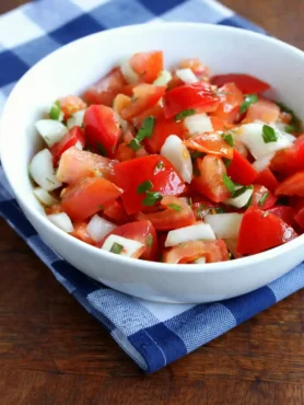 Tomatensalat Rezept DDR mit Zwiebeln und klassischem Tomatensalat Dressing wie bei Oma