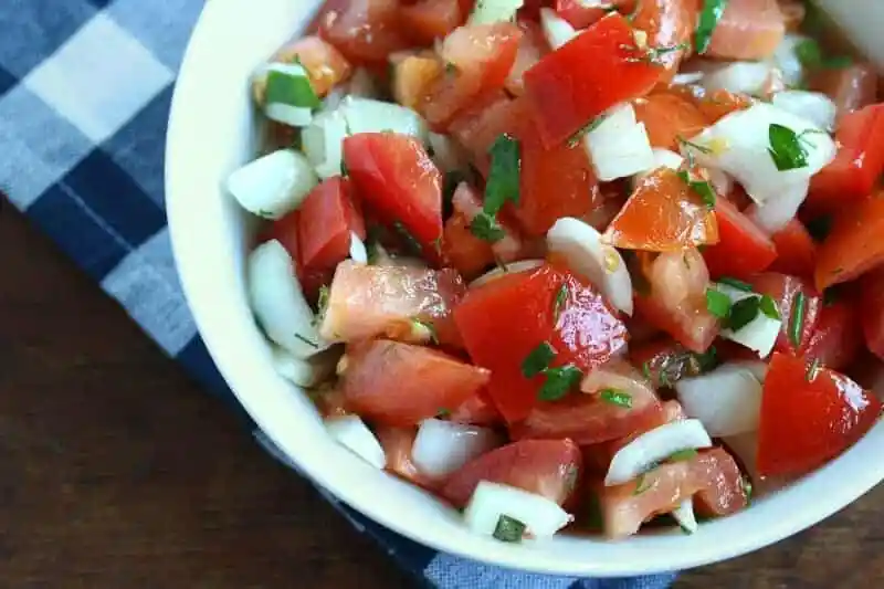 Tomatensalat mit Zwiebeln und klassischem Dressing – Tomatensalat Rezept DDR wie bei Oma