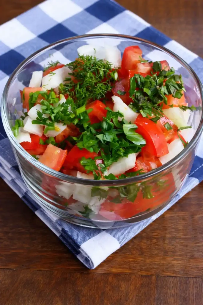 Tomatensalat mit Zwiebeln und frischen Kräutern – klassisches Tomatensalat Rezept DDR mit Dressing