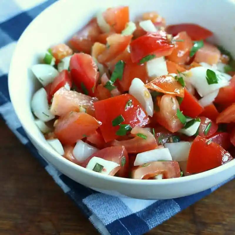 Frischer Tomatensalat mit Zwiebeln und Dressing – klassisches Tomatensalat Rezept DDR wie bei Oma