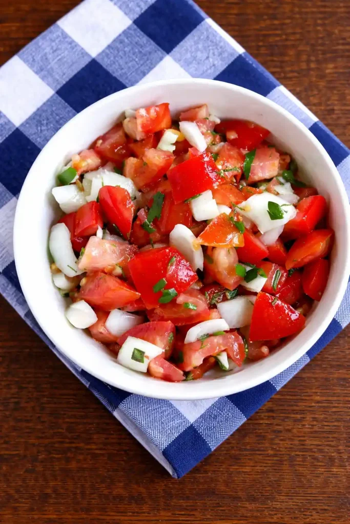 Tomatensalat mit Zwiebeln und Dressing – klassisches Tomatensalat Rezept DDR wie bei Oma