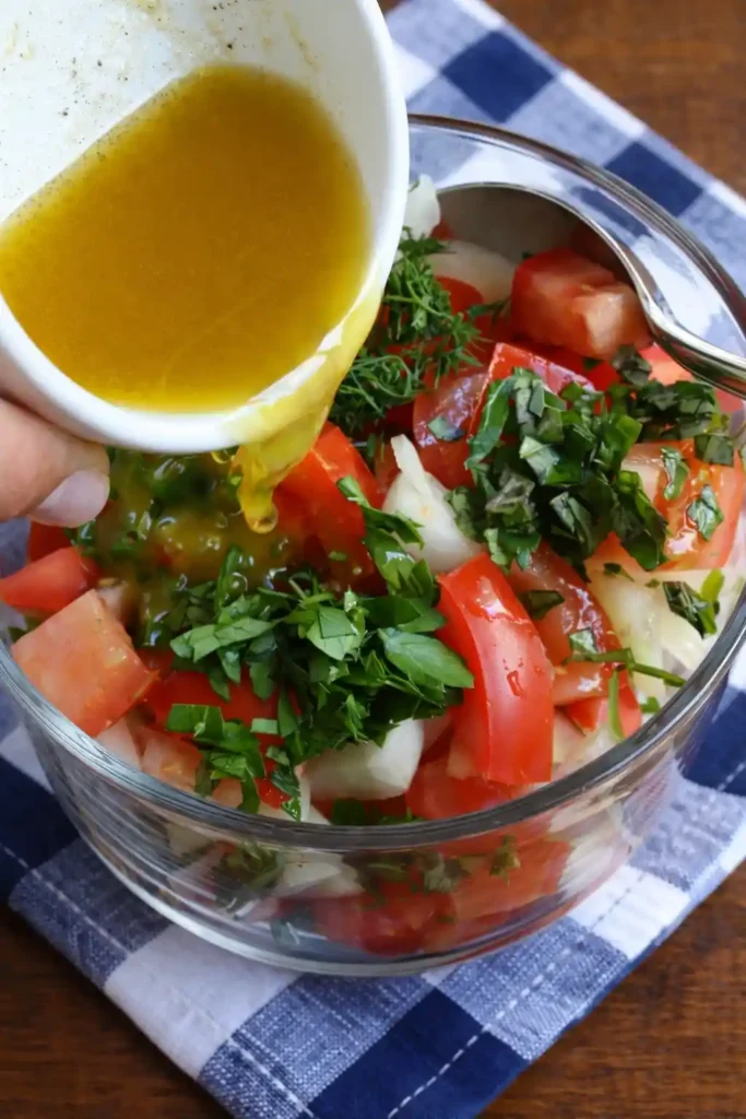 Tomatensalat mit Zwiebeln und klassischem Dressing – Tomatensalat Rezept DDR beim Anmachen mit Essig und Öl