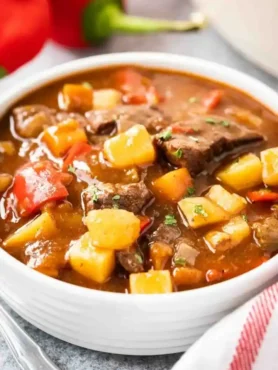 Ungarisches Gulasch Rezept original mit Paprika und Kartoffeln – saftiges ungarisches Rindergulasch in würziger Sauce