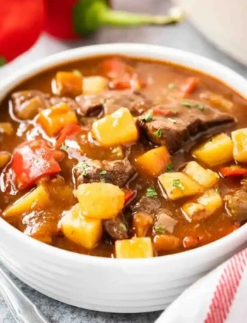 Ungarisches Gulasch Rezept original mit Paprika und Kartoffeln – saftiges ungarisches Rindergulasch in würziger Sauce