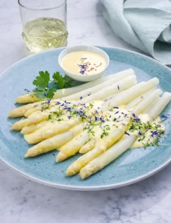 Weißer Spargel mit cremiger Sauce auf dem Teller – eines der besten weißer spargel rezepte für einfache schnelle Spargelgerichte