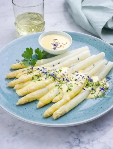 Weißer Spargel mit cremiger Sauce auf dem Teller – eines der besten weißer spargel rezepte für einfache schnelle Spargelgerichte