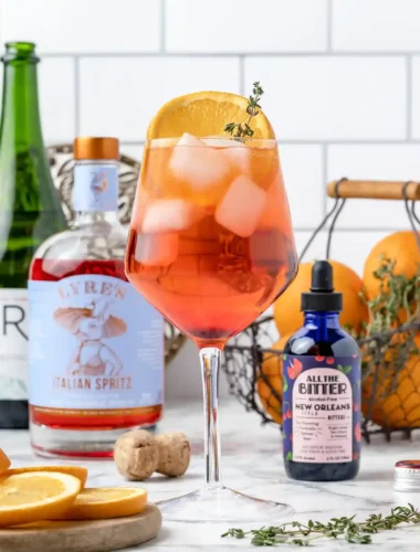 Aperol Spritz ohne Alkohol im Weinglas mit alkoholfreiem Aperol, Orange, Eiswürfeln und Sprudel