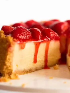 Erdbeer Käsekuchen Rezept mit cremiger Füllung, Keksboden und fruchtigem Erdbeer-Topping