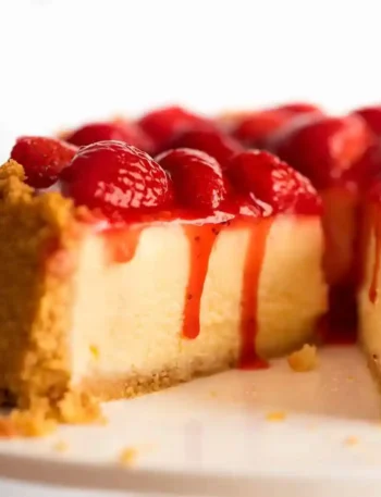 Erdbeer Käsekuchen Rezept mit cremiger Füllung, Keksboden und fruchtigem Erdbeer-Topping
