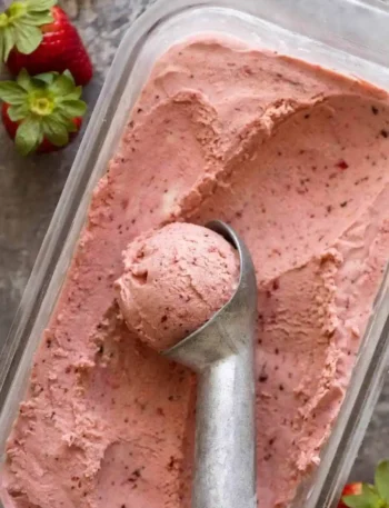 Erdbeereis selber machen ohne Eismaschine mit cremiger Konsistenz und frischen Erdbeeren