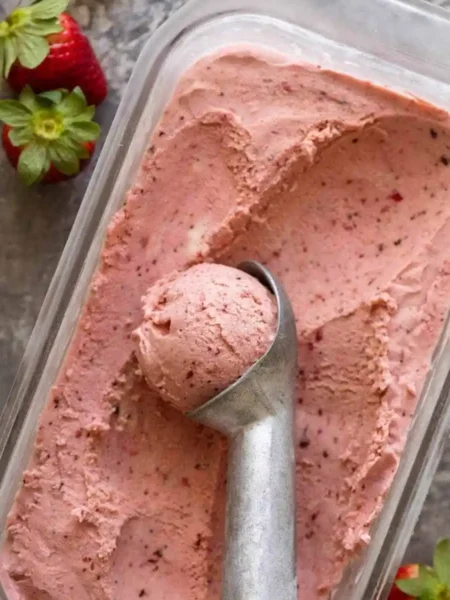 Erdbeereis selber machen ohne Eismaschine mit cremiger Konsistenz und frischen Erdbeeren