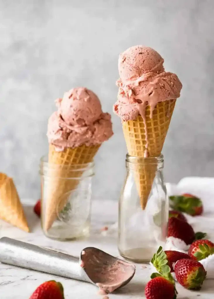 Erdbeereis selber machen ohne Eismaschine in Waffeln mit frischen Erdbeeren