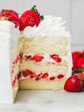 Erdbeertorte mit Sahne als einfache Erdbeer-Sahne-Torte mit Vanilleboden, Sahnecreme und frischen Erdbeeren