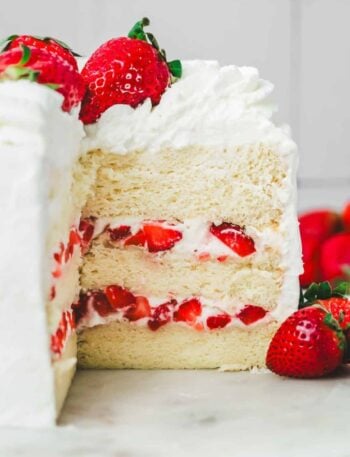 Erdbeertorte mit Sahne als einfache Erdbeer-Sahne-Torte mit Vanilleboden, Sahnecreme und frischen Erdbeeren