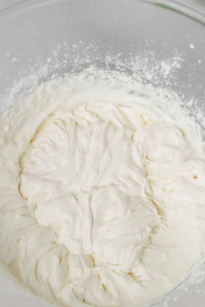 Stabile Sahnecreme für Erdbeertorte mit Sahne und einfache Erdbeer-Sahne-Torte aufgeschlagen