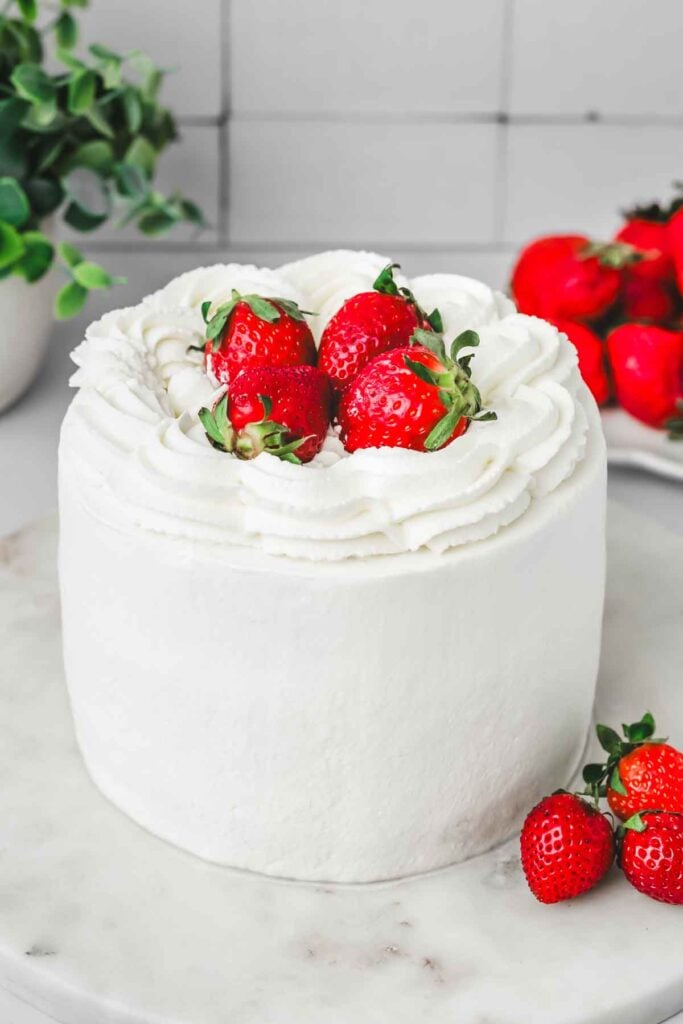 Erdbeertorte mit Sahne mit frischen Erdbeeren und weißer Sahnecreme als einfache Erdbeer-Sahne-Torte